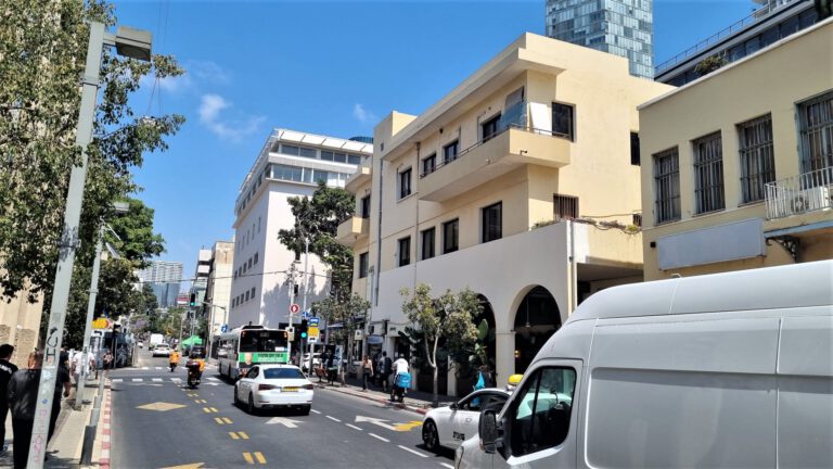 להשכרה בניין משרדים שלם במחיר מצויין בלב העיר הלבנה עם הרבה אופי ותקרות גבוהות תל אביב