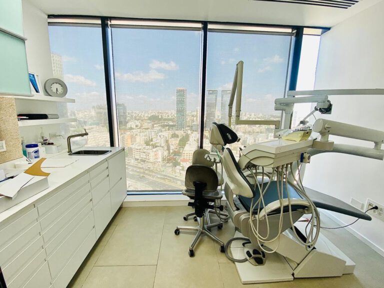 מרפאת שיניים להשכרה במגדלי חגג הארבעה תל אביב 80 מ"ר
