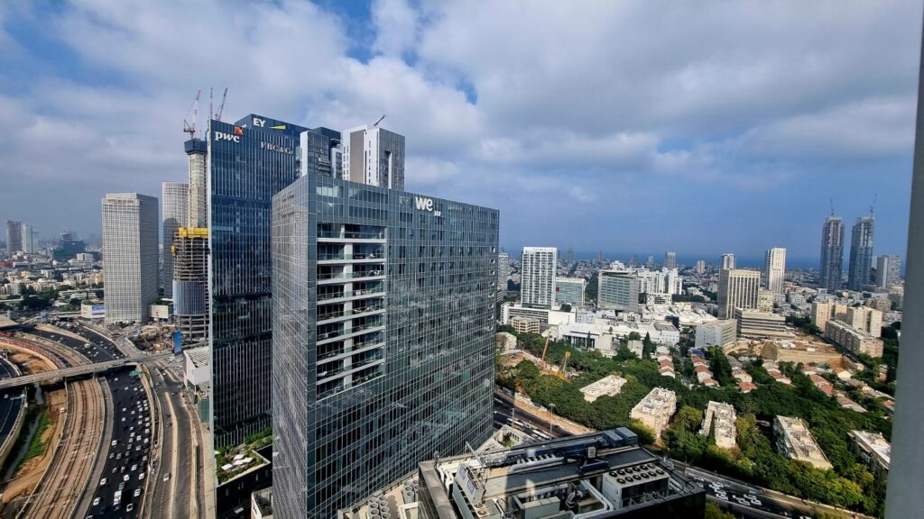 משרד למכירה במגדל רסיטל תל אביב 105 מ"ר פלוס מרפסת