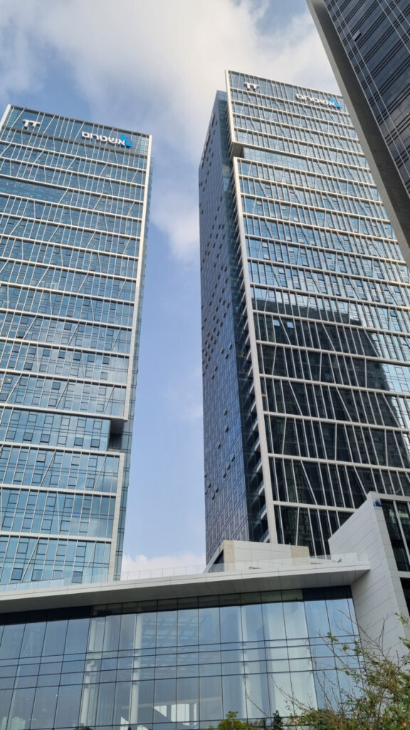 מגדלי LYFE בני ברק עם חזיתות זכוכית מודרניות במתחם משרדים באזור BBC